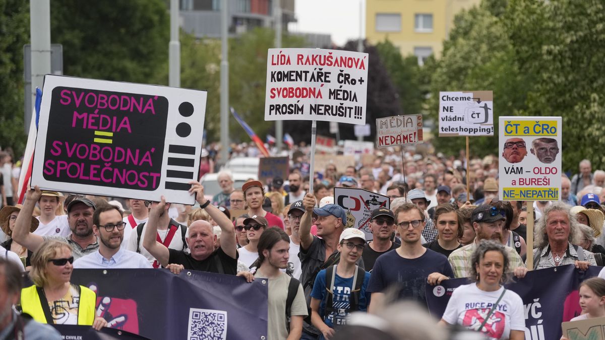 FOTO: Demonstranti vyšli bránit ČT a rozhlas