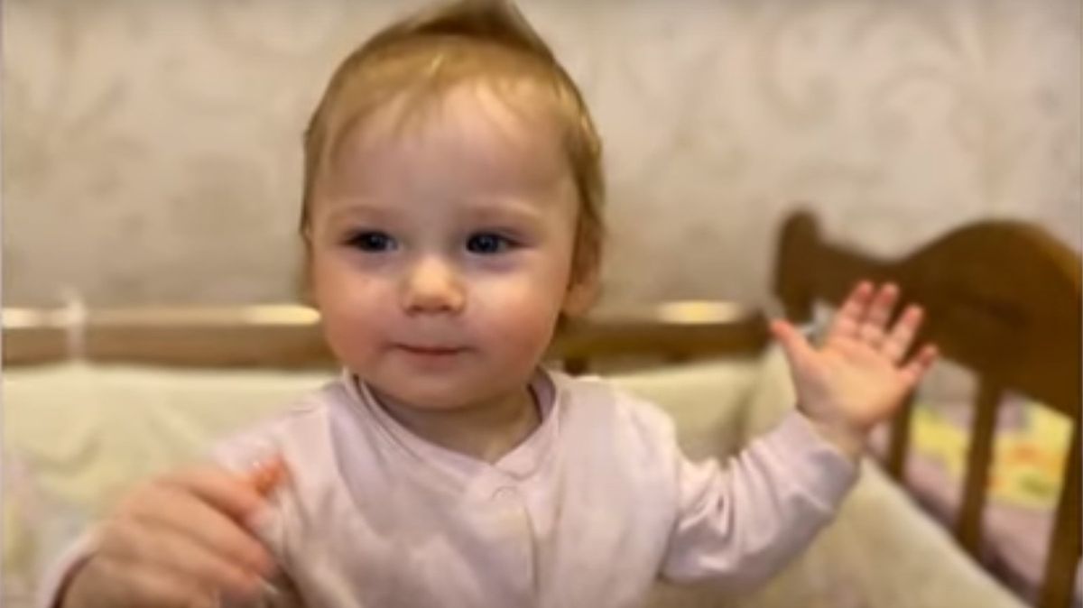Dívka unesená z Ukrajiny vyrůstá v rodině šéfa strany Spravedlivé Rusko