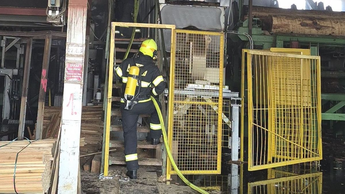 Tři hasiči se zranili při likvidaci požáru pily na Kroměřížsku