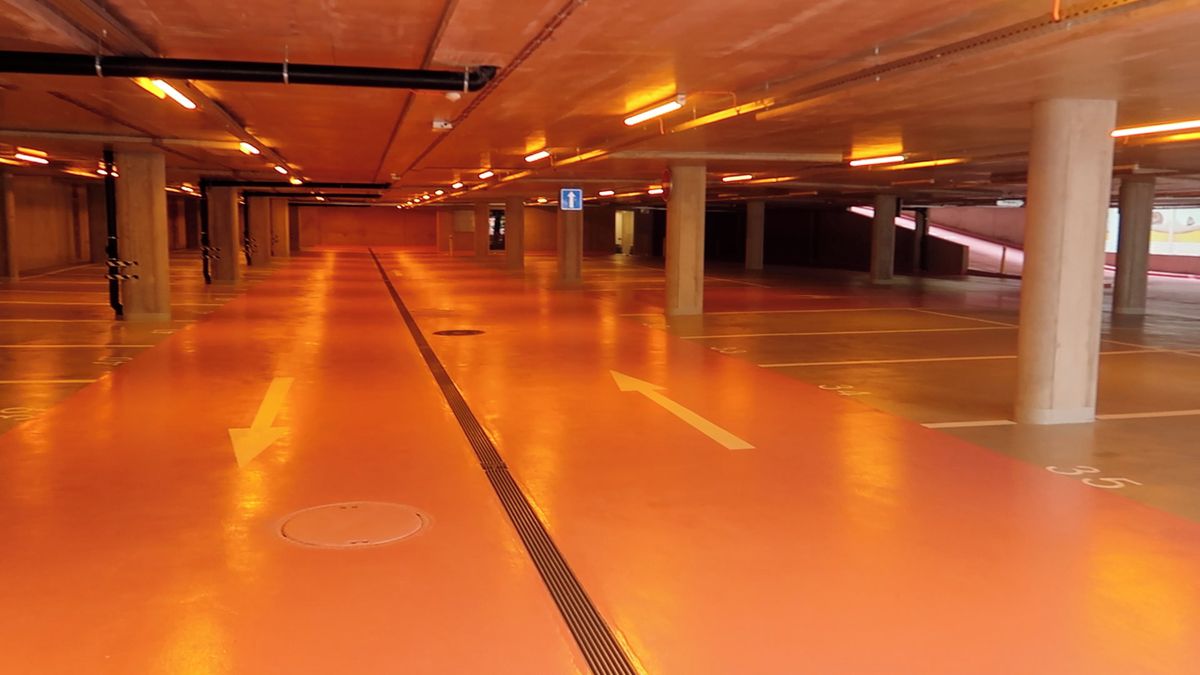 Plzeňskému sídlišti uleví první z řady patrových parkovišť