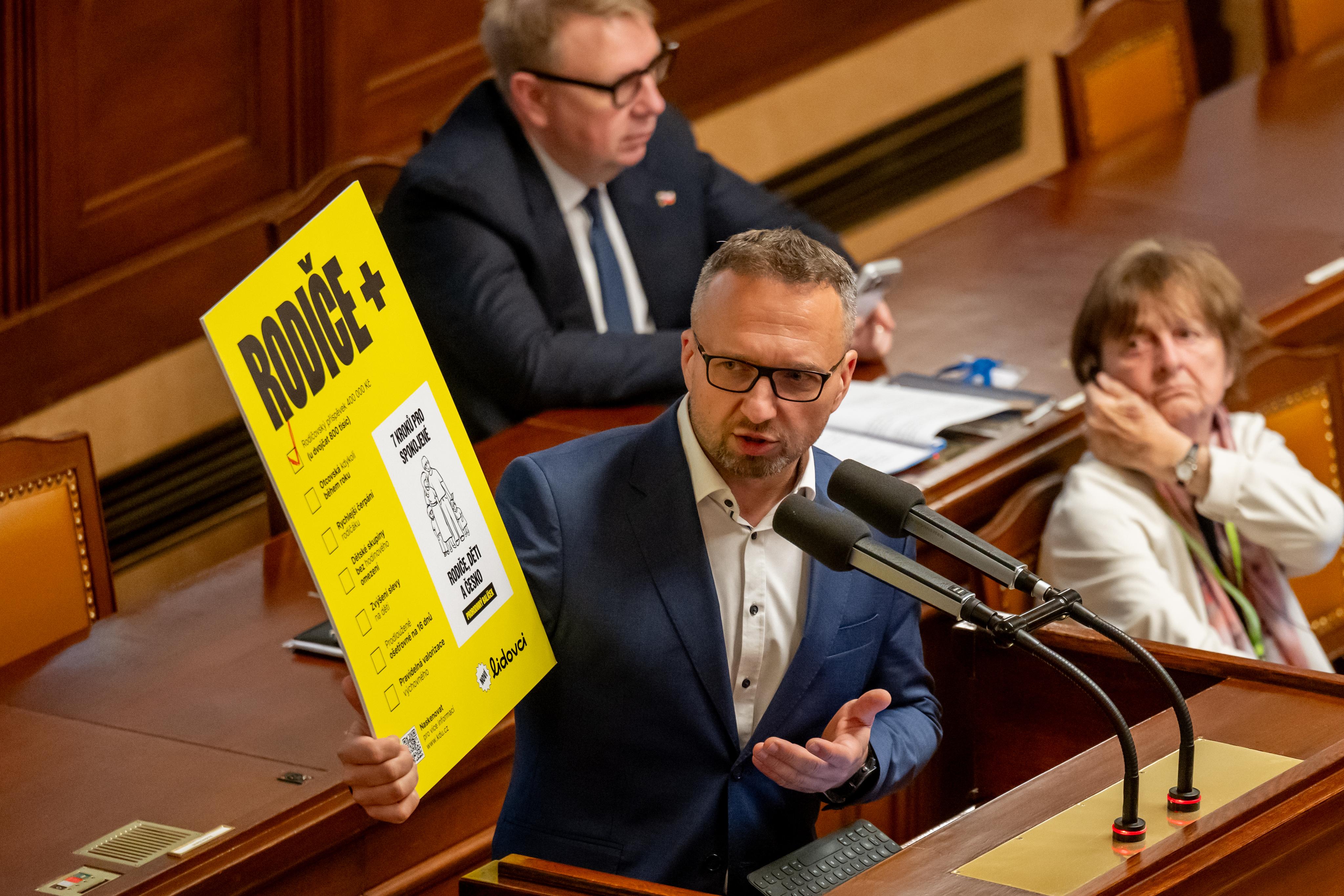 Rodičovský příspěvek se zvýší, shodli se poslanci. Změní se i superdávka