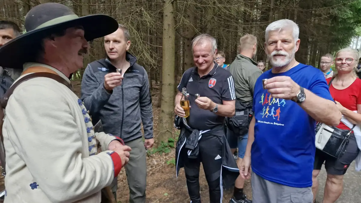 Intermezzo s borovičkou. Prezident Pavel zdolal Hostýn v tričku a v mlze si připil s portáši
