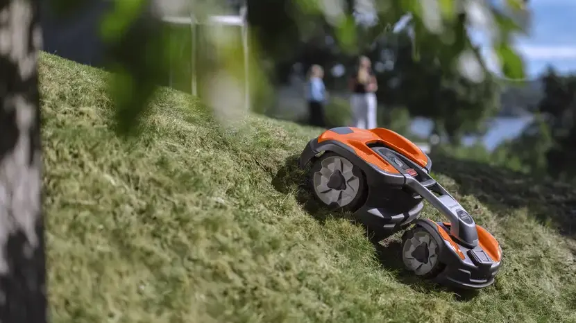 Pražské služby hájí drahý pronájem robosekaček