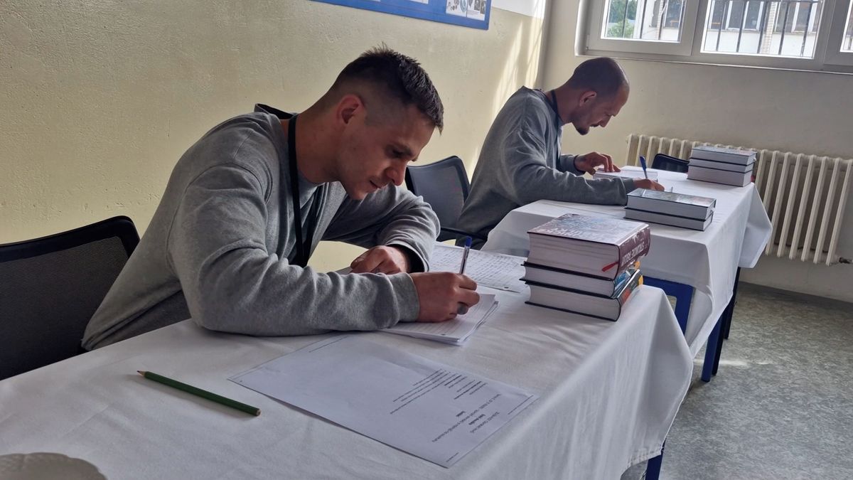 Školní rok končí i ve věznici. Před zkušební komisí v Rýnovicích uspěly téměř dvě desítky odsouzených