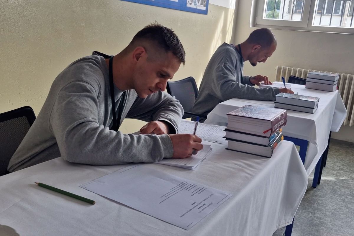 Školní rok končí i ve věznici. Před zkušební komisí v Rýnovicích uspěly téměř dvě desítky odsouzených 