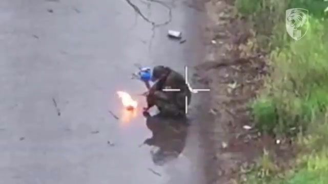 Promrzlý ruský voják si přitápěl troskami ukrajinského dronu. Nedopadl dobře