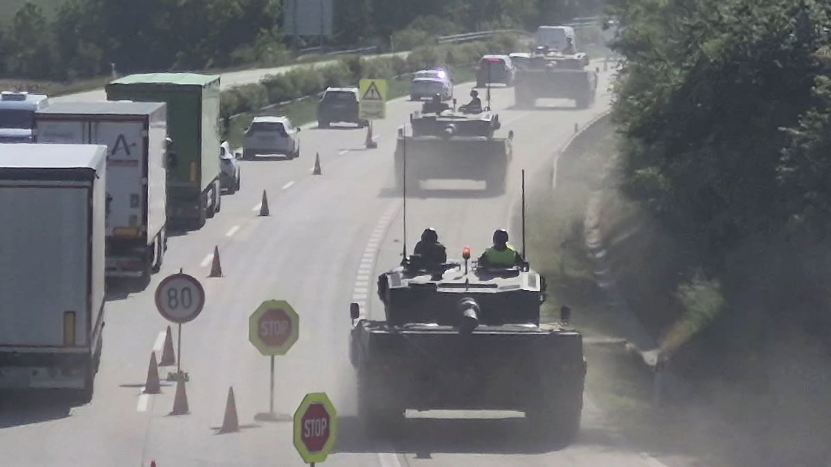 Tanky na D35. Armáda vyjela s leopardy na dálnici