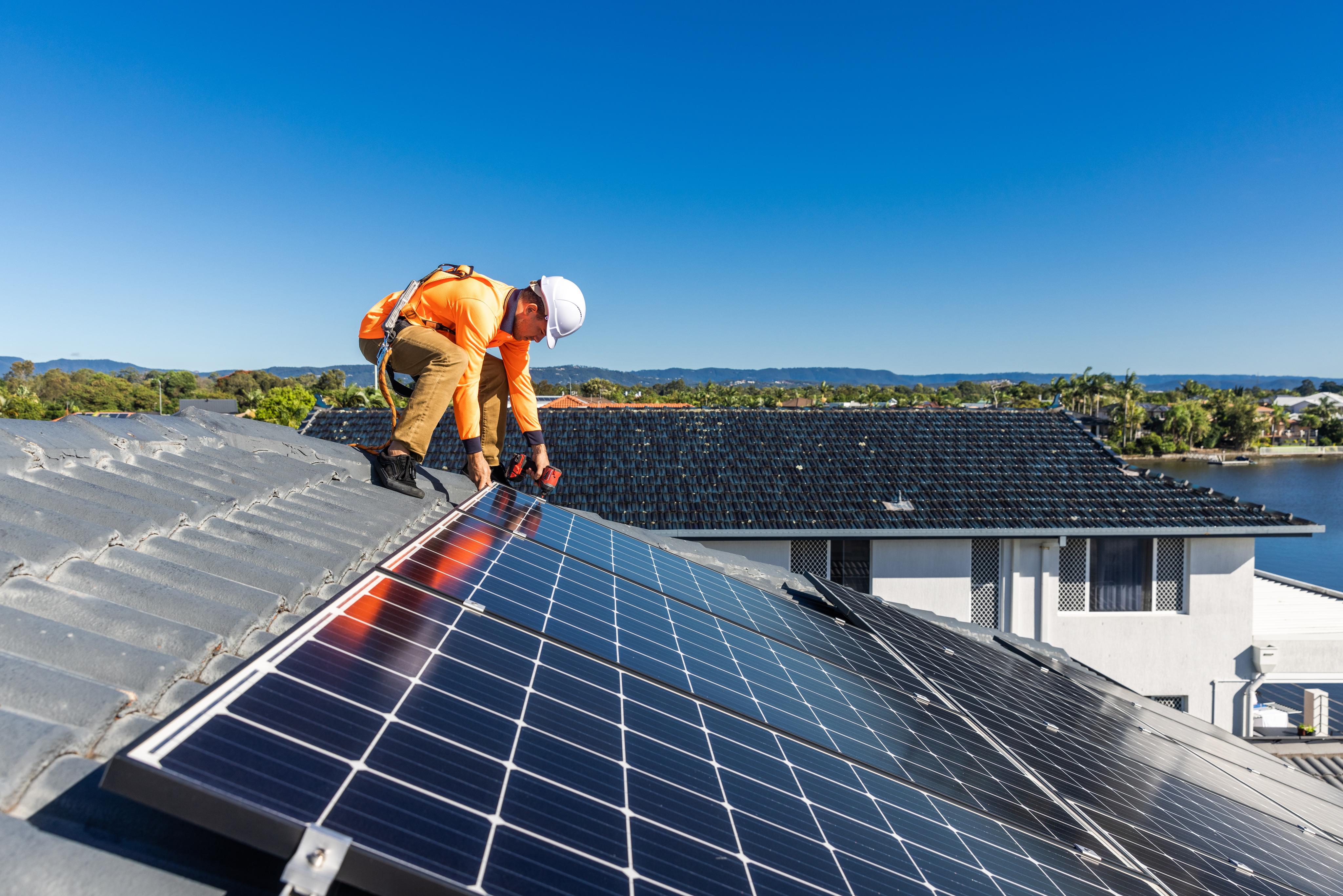 Solární boom naráží na problém. Česku chybějí technici