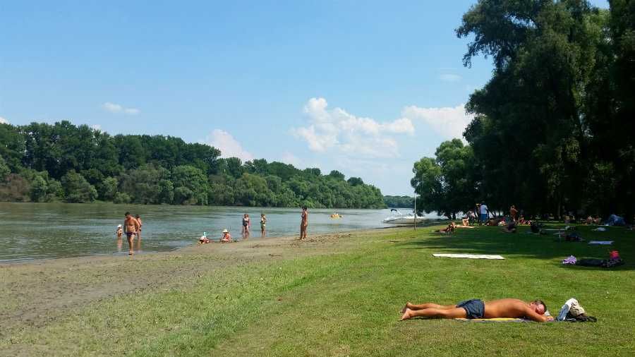 Příbuzní sypali do vody popel po nebožtíkovi, poblíž se koupaly děti. V obci u Dunaje nepřekvapivý jev