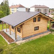 Velkorysý pozemek o rozloze 1300 m² nabídl naprosto ideální podmínky. Veškeré přípojky inženýrských sítí měli navíc majitelé okamžitě k dispozici.