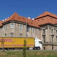 Kamiony teď projíždějí centrem Plas a míjí monumentální komplex bývalého cisterciáckého kláštera.