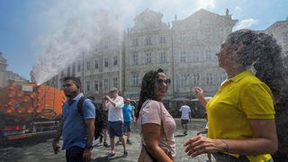 Jak ochladit člověka ve městě. I se stromy a fontánami je to sporné, říká expert