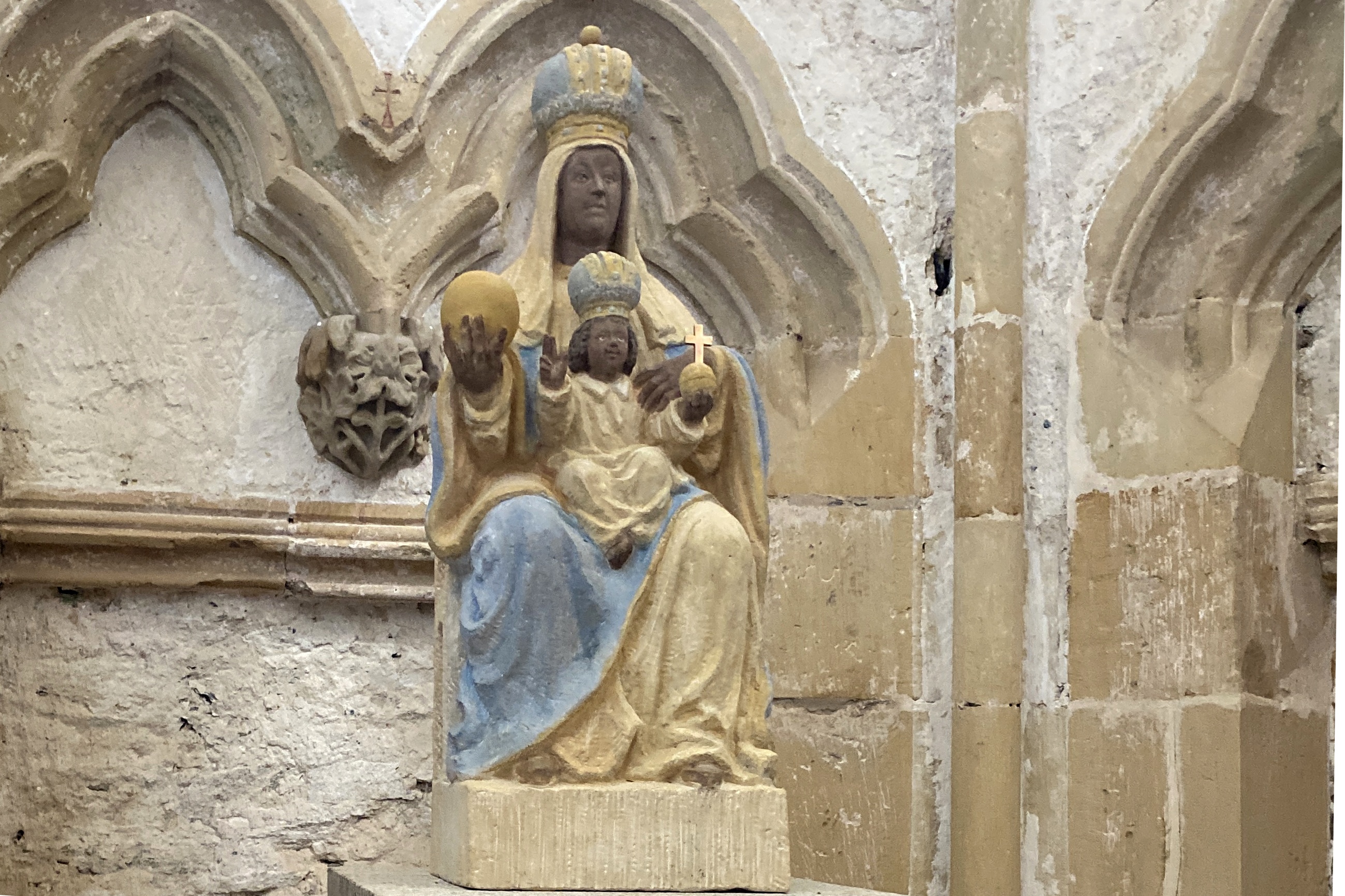 Černá madona montserratská se vrací na hrad Bezděz, dřevo ale nahradil pískovec