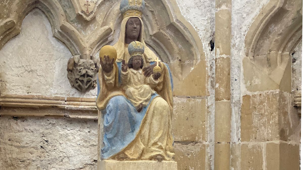 Černá madona montserratská se vrací na hrad Bezděz, dřevo ale nahradil pískovec