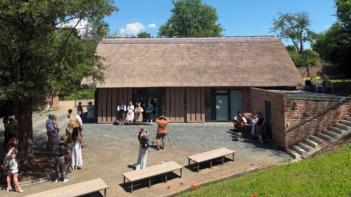 Do skanzenu v Kouřimi přibyla moderní vstupní budova, nahradila rozpadající se budku
