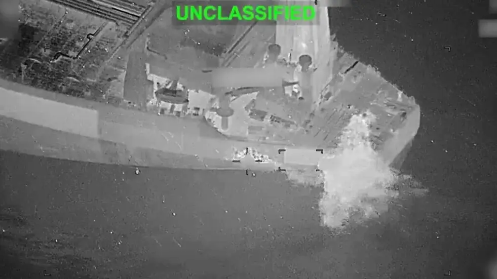 Chtěl prorazit blokádu. USA zveřejnily záběry útoku na obří tanker
