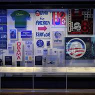 Muzeum prochází Obamovu politickou kariéru od kampaně přes dary po odraz v pop kultuře. Za vstup sem ale návštěvník zaplatí 30 dolarů, což je nejvíc z podobných institucí. 