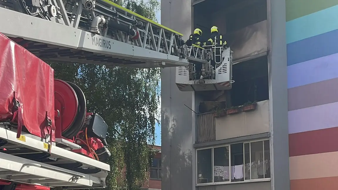 V Olomouci hořelo v panelovém domě, jeden popálený