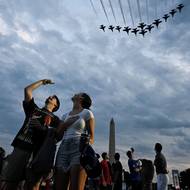 Těsná formace Blue Angels a Thunderbirds 