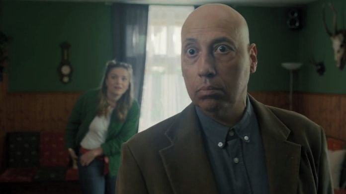 Miroslav Krobot zve v novém filmu do omšelého hotelu. A posílá zprávu o stavu Země