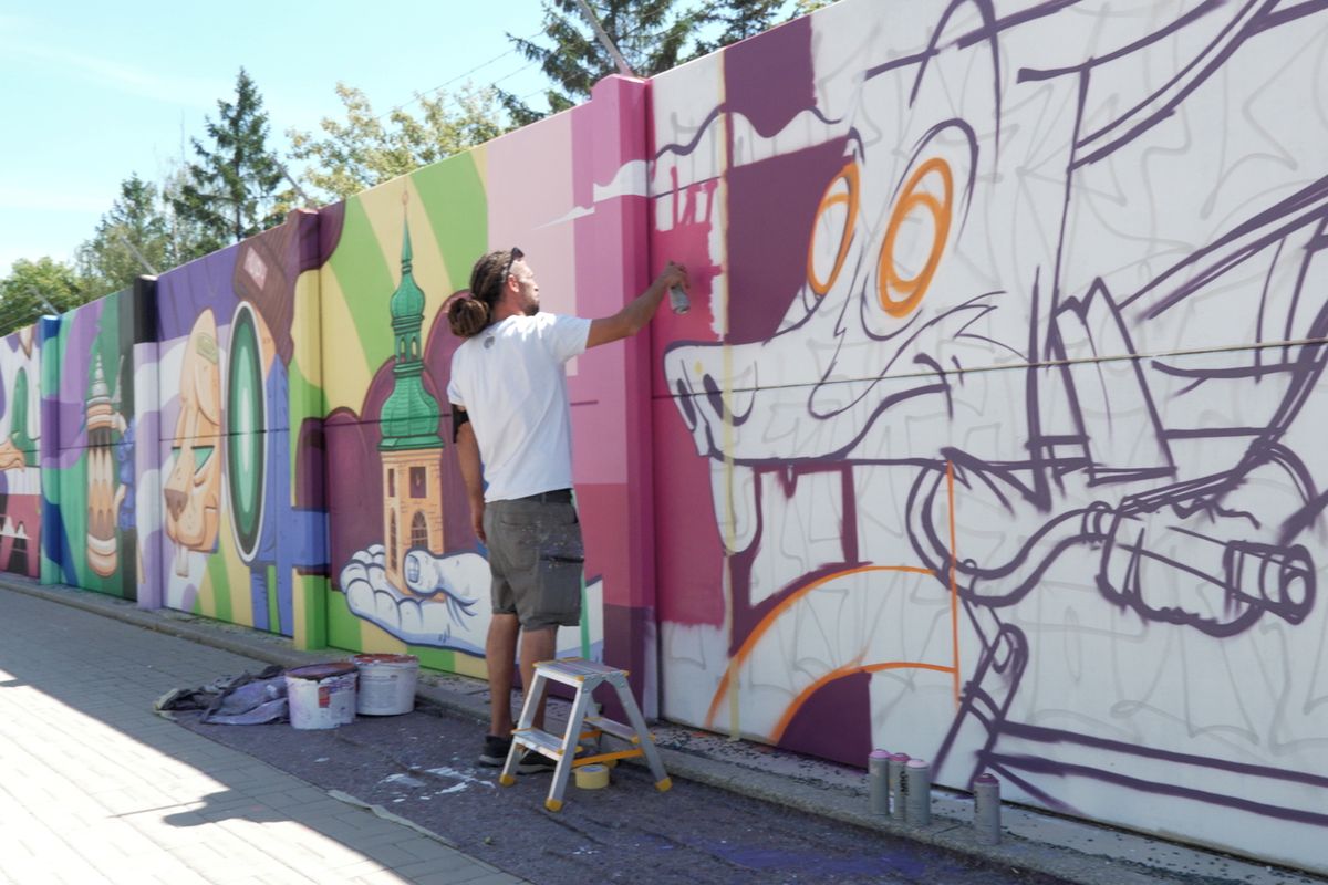 Prázdná zeď na Ruzyni se mění ve street art galerii. Na muralu pracuje 30 umělců