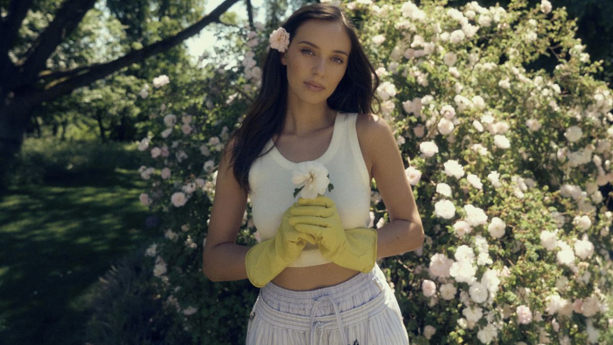 Charlotte Gott to rozjíždí. Klip ke druhé skladbě natáčela v zámecké zahradě