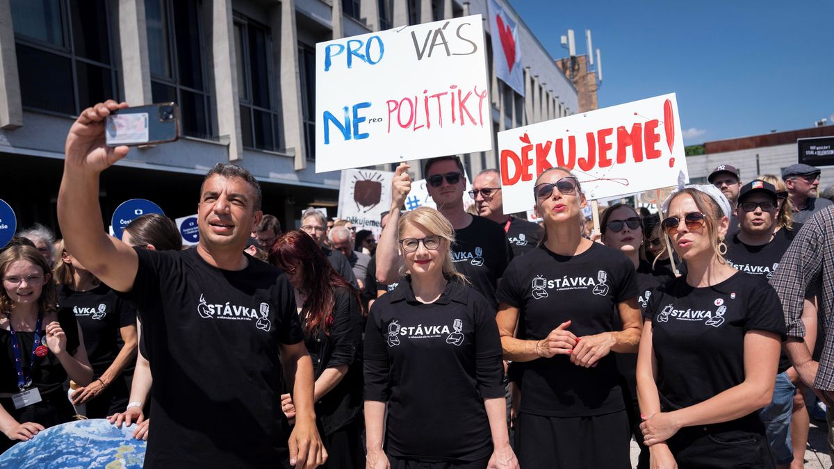 FOTO: Česká televize a rozhlas stávkují. Nechtějí vysílat černě