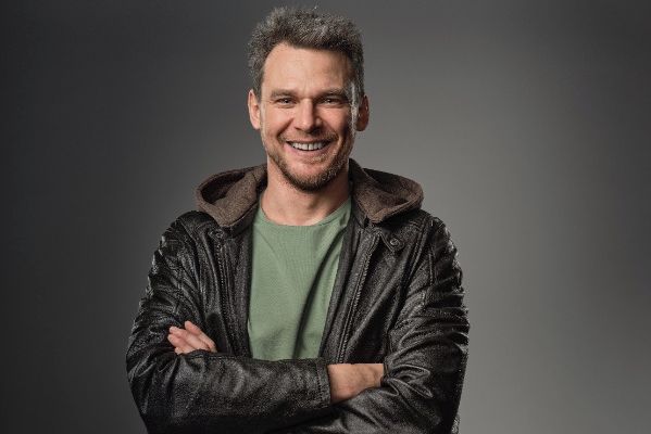 Nejsem herec ani muzikant. Jsem člověk, který se živí hudbou a herectvím, říká Vojta Dyk
