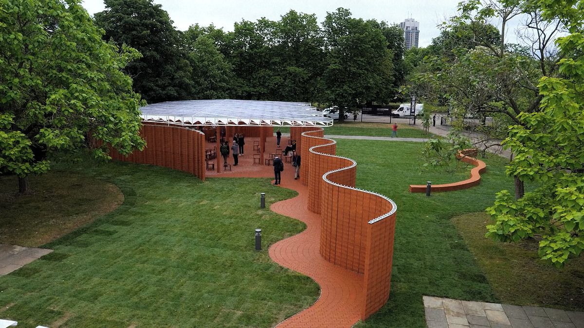 Cihlový had uprostřed Londýna. Nový pavilon propojuje tradici, přírodu i moderní architekturu