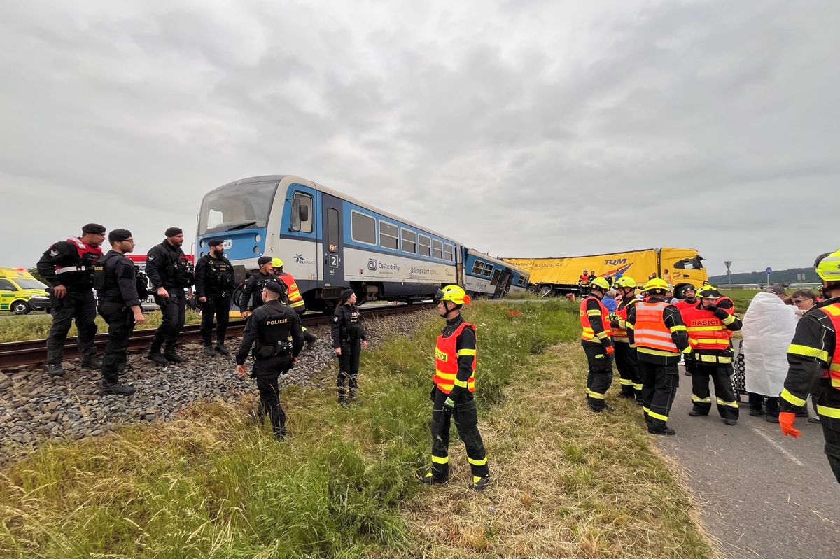 Střet vlaku s náklaďákem na Prostějovsku, na místě jsou zranění