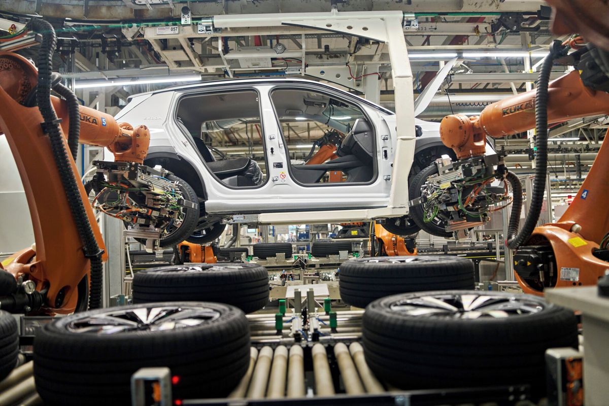 Česko vyrobilo za půl roku 780 tisíc aut. Elektrických a hybridů přibývá