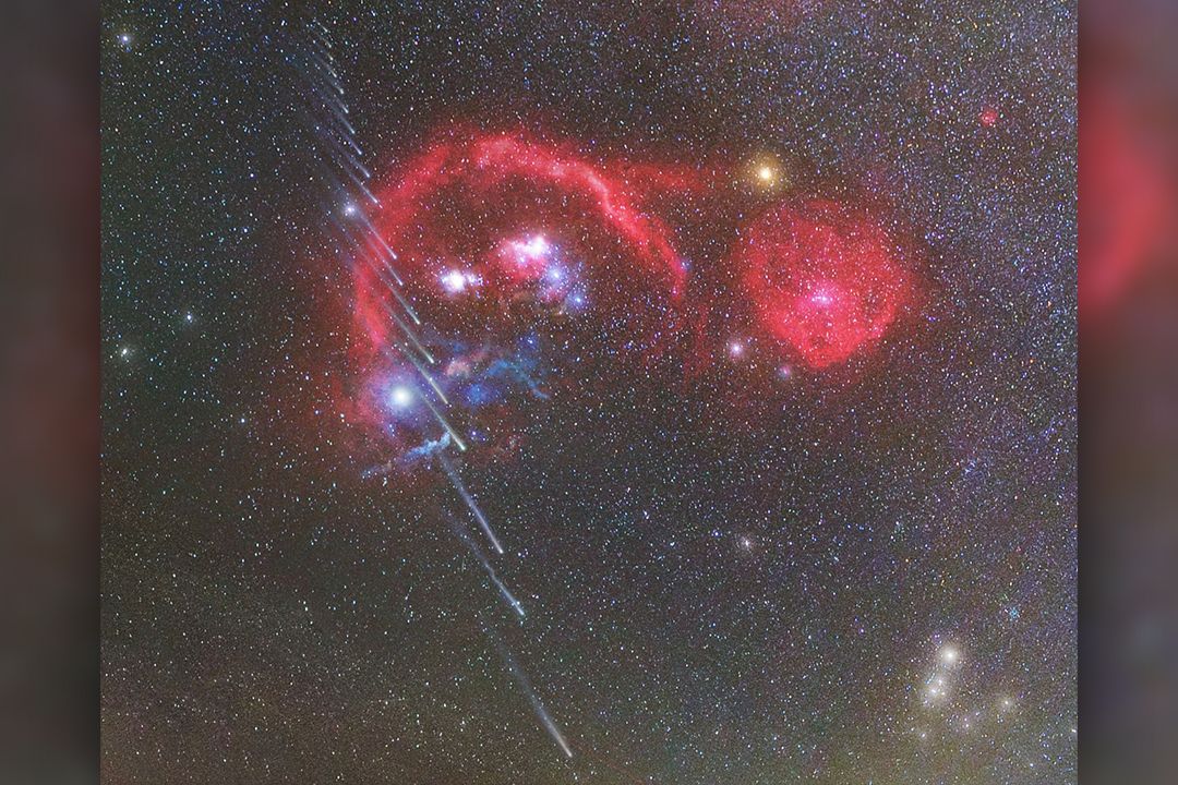 Kometa v průběhu času. NASA ocenila ojedinělý snímek českých astronomů