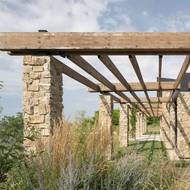 Pergola propojuje jednotlivé části rodinného domu.