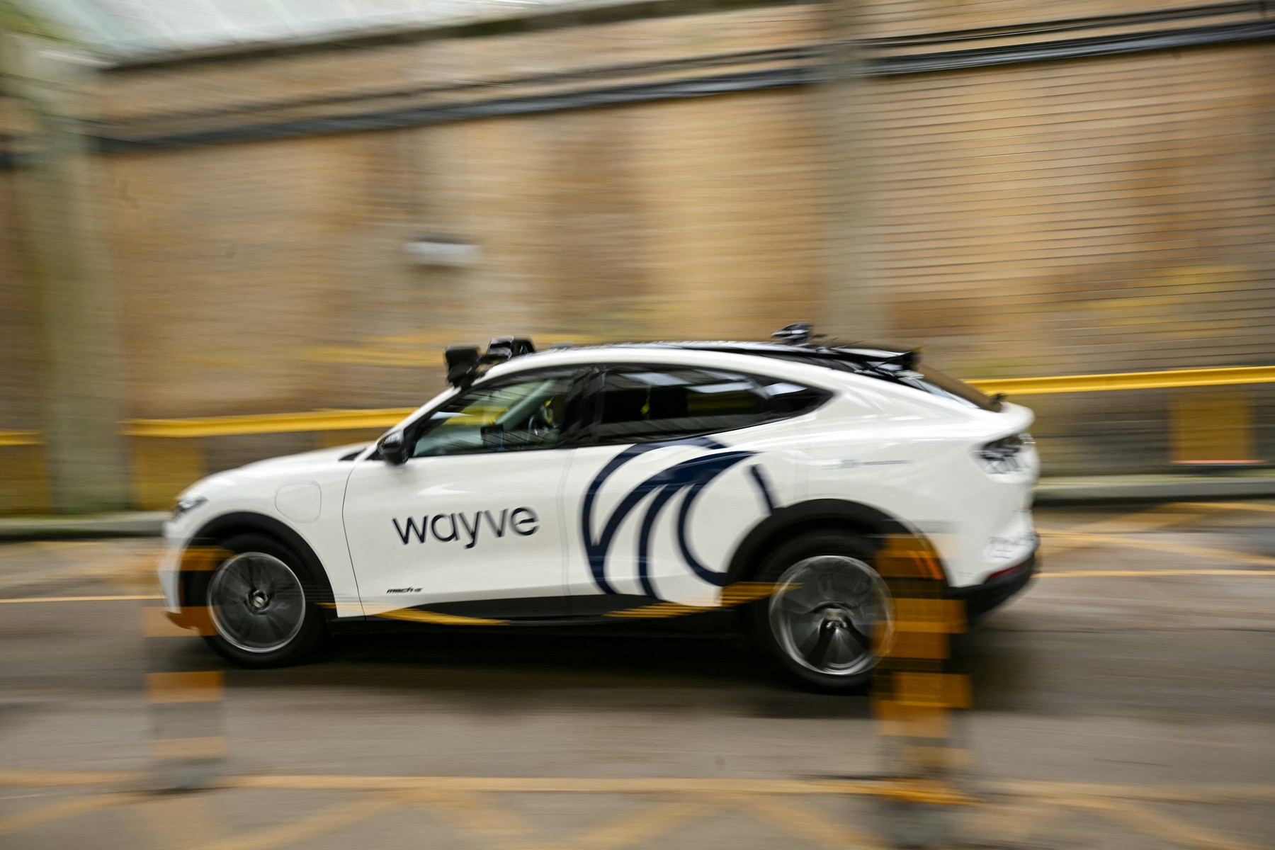 Stellantis spojila síly s Uberem a technologickou firmou Wayve. Budou pracovat na robotaxi