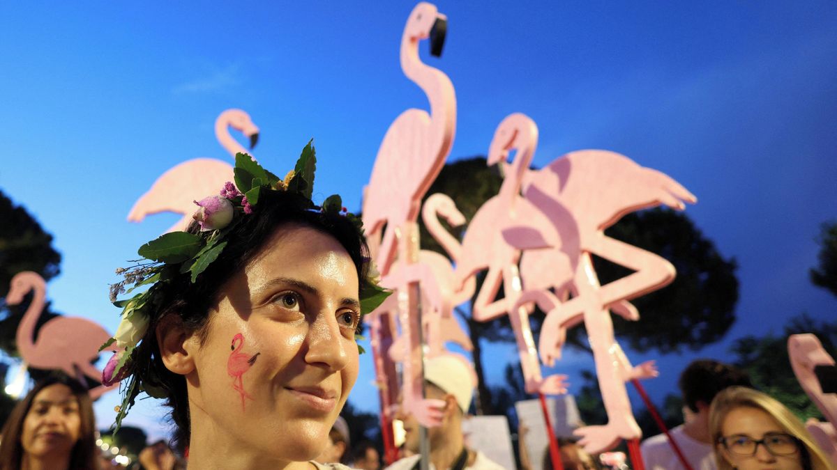 FOTO: Plameňáková revoluce v Albánii. Demonstranti zdemolovali staveniště Trumpova zetě