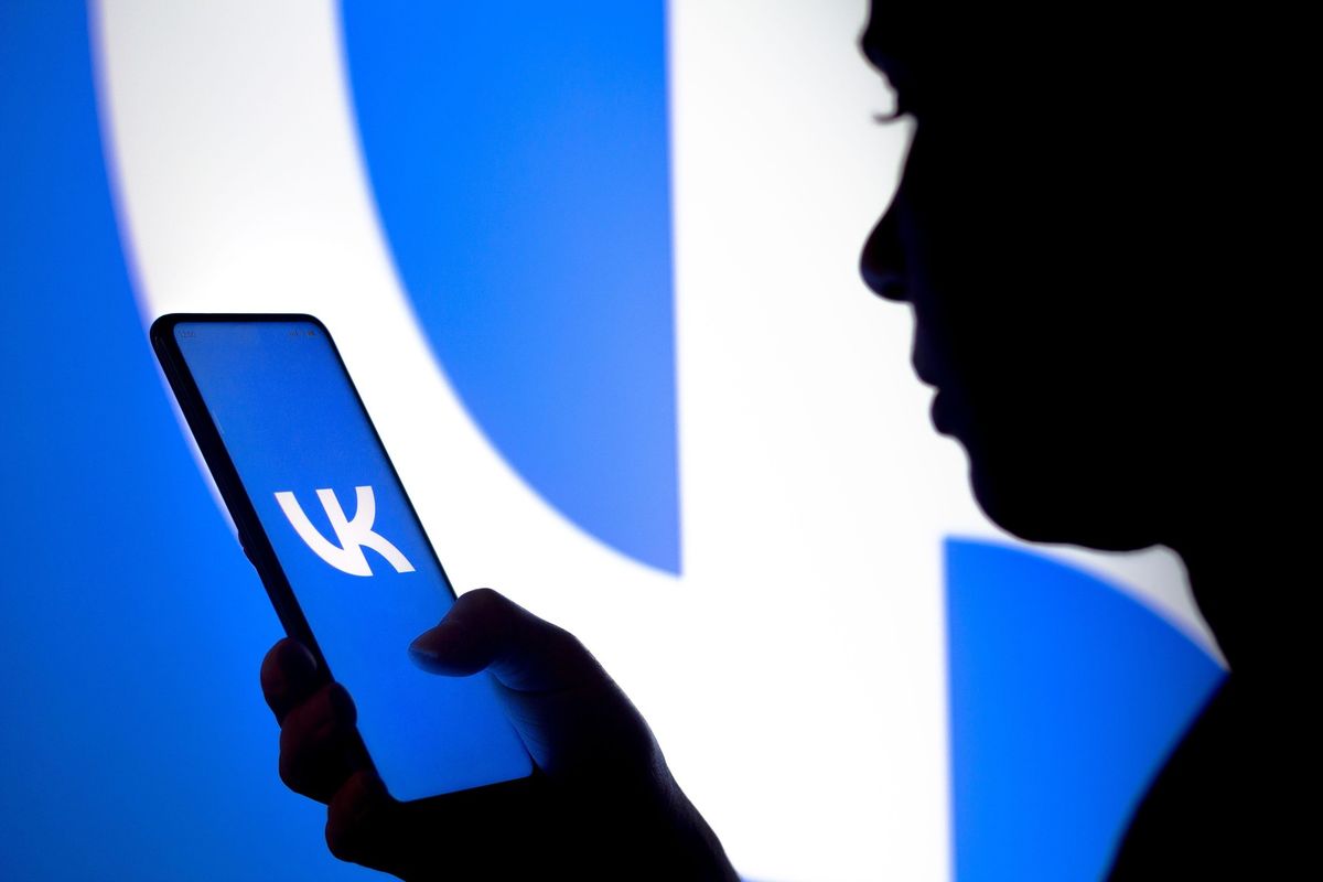 Apple odstranil z obchodu sociální síť VKontaktě. Peskov prská a hrozí odvetou