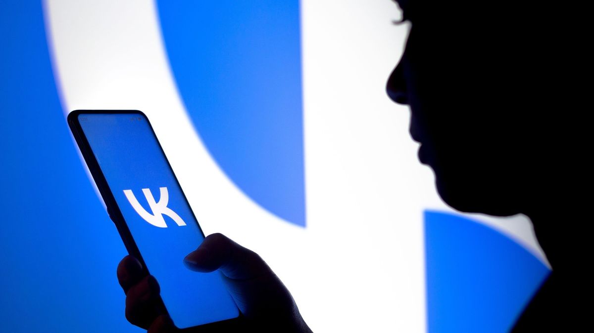 Apple odstranil z obchodu sociální síť VKontaktě. Peskov prská a hrozí odvetou