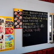 Jako z minulého století někde působí i ceny u občerstvení. 