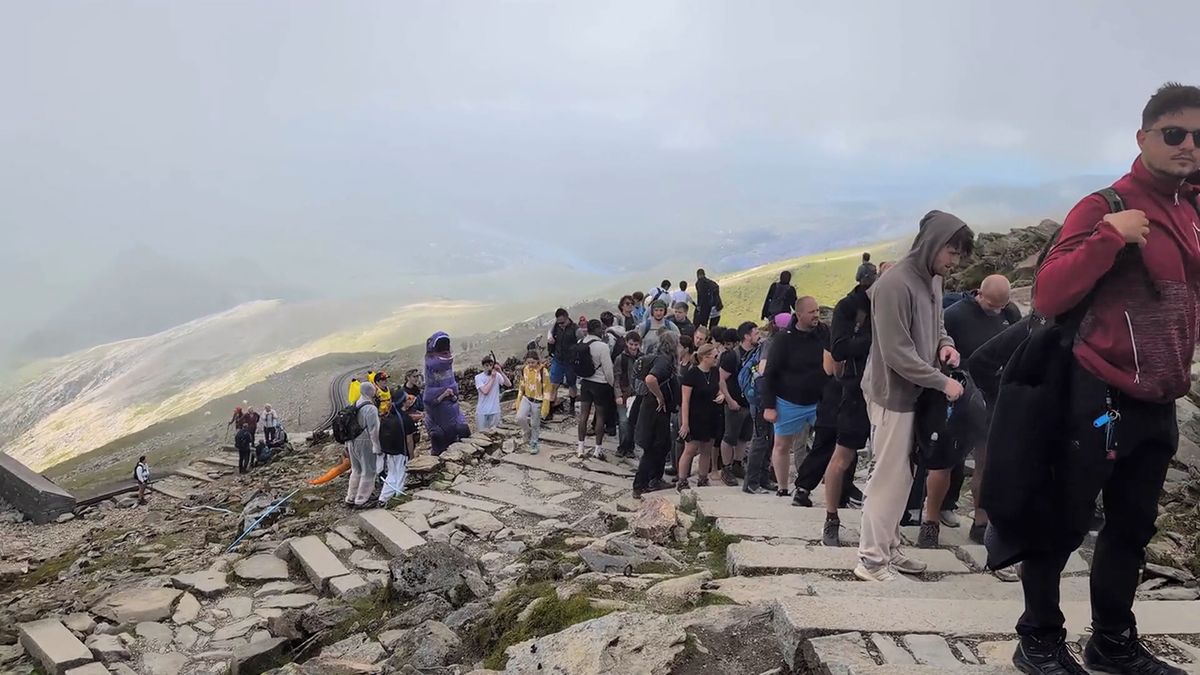 Turisté stáli na nejvyšší velšské hoře ve frontě. Hodinu čekali na selfie, nevadily jim ani mraky