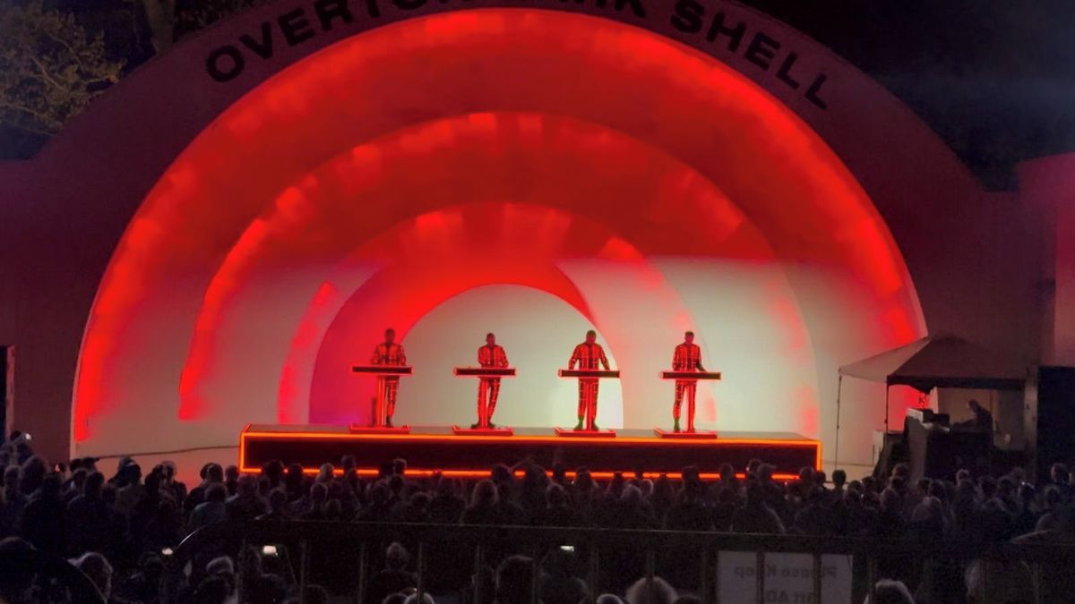 Písnička Radioactivity od kapely Kraftwerk slaví padesát let. Zazní i v pražském Foru Karlín
