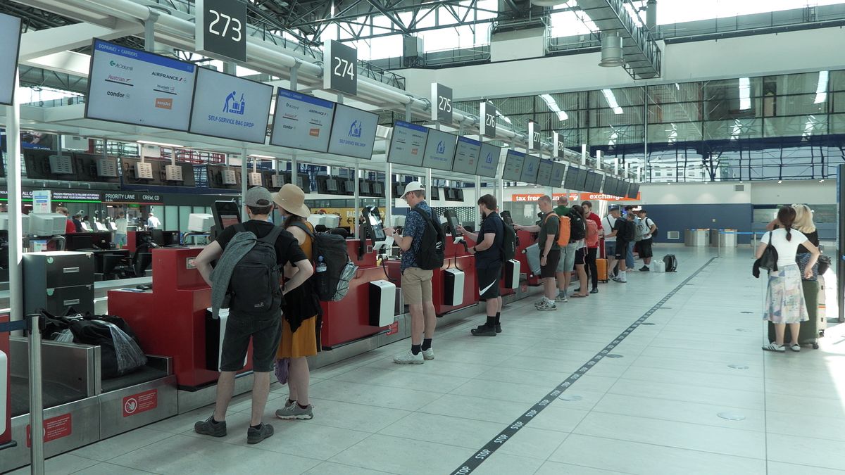 Samoobsluha na letišti v Praze. Na odbavení u přepážky už se nemůžete spoléhat