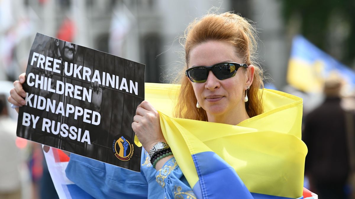 Rusové posílají na frontu unesené ukrajinské děti. Máme důkazy, prohlásil Zelenskyj