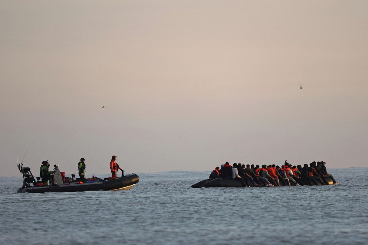 EU přitvrdí v deportacích. Migranti skončí v centrech mimo Evropu