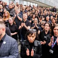 Demonstrace spolku Veřejnoprávně proti rušení koncesionářských poplatků před budovou české televize.