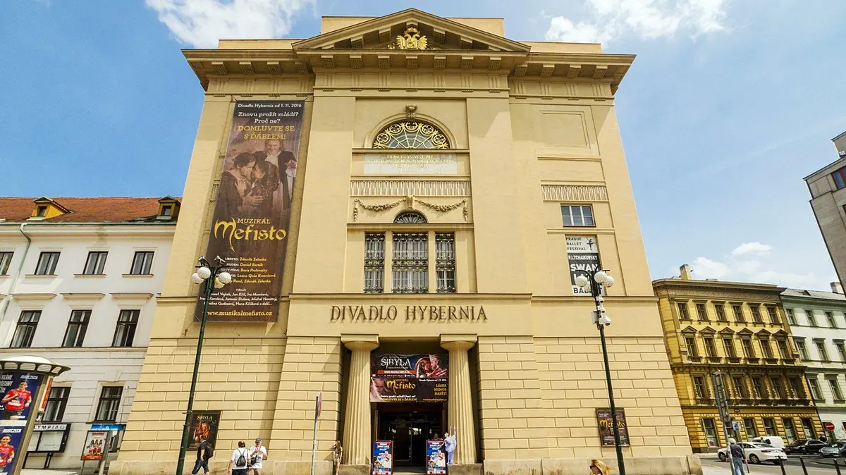 Nová fasáda Divadla Hybernia za 10 milionů je po 3,5 letech 