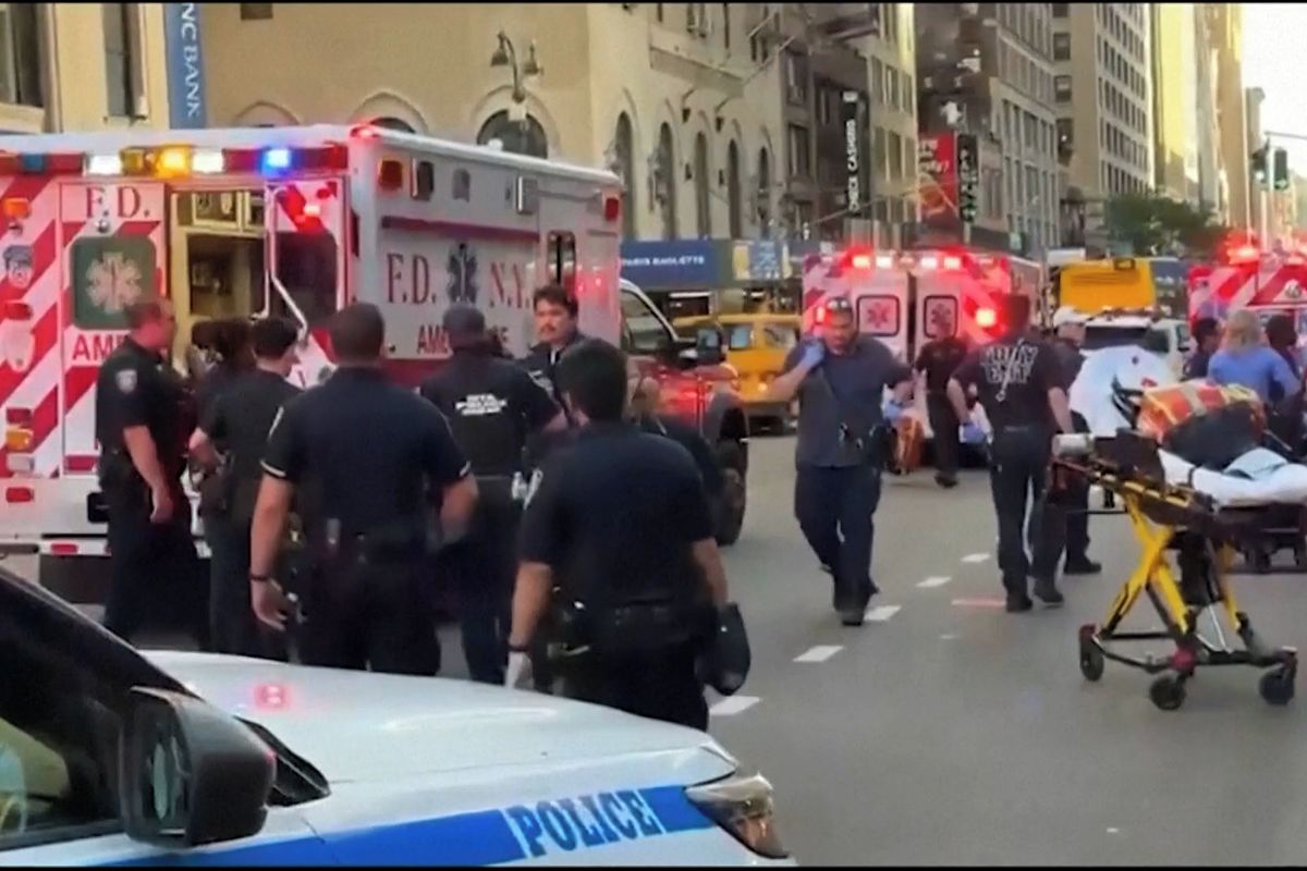 Útočník s nožem pobodal pět lidí na rušném nádraží v New Yorku