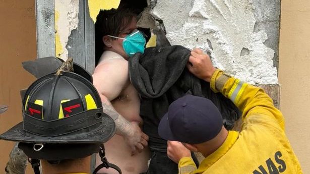 Lupič v Kalifornii se na půl dne zaklínil mezi zdi kina a kavárny. Volání o pomoc zaslechli policisté při ranní kávě