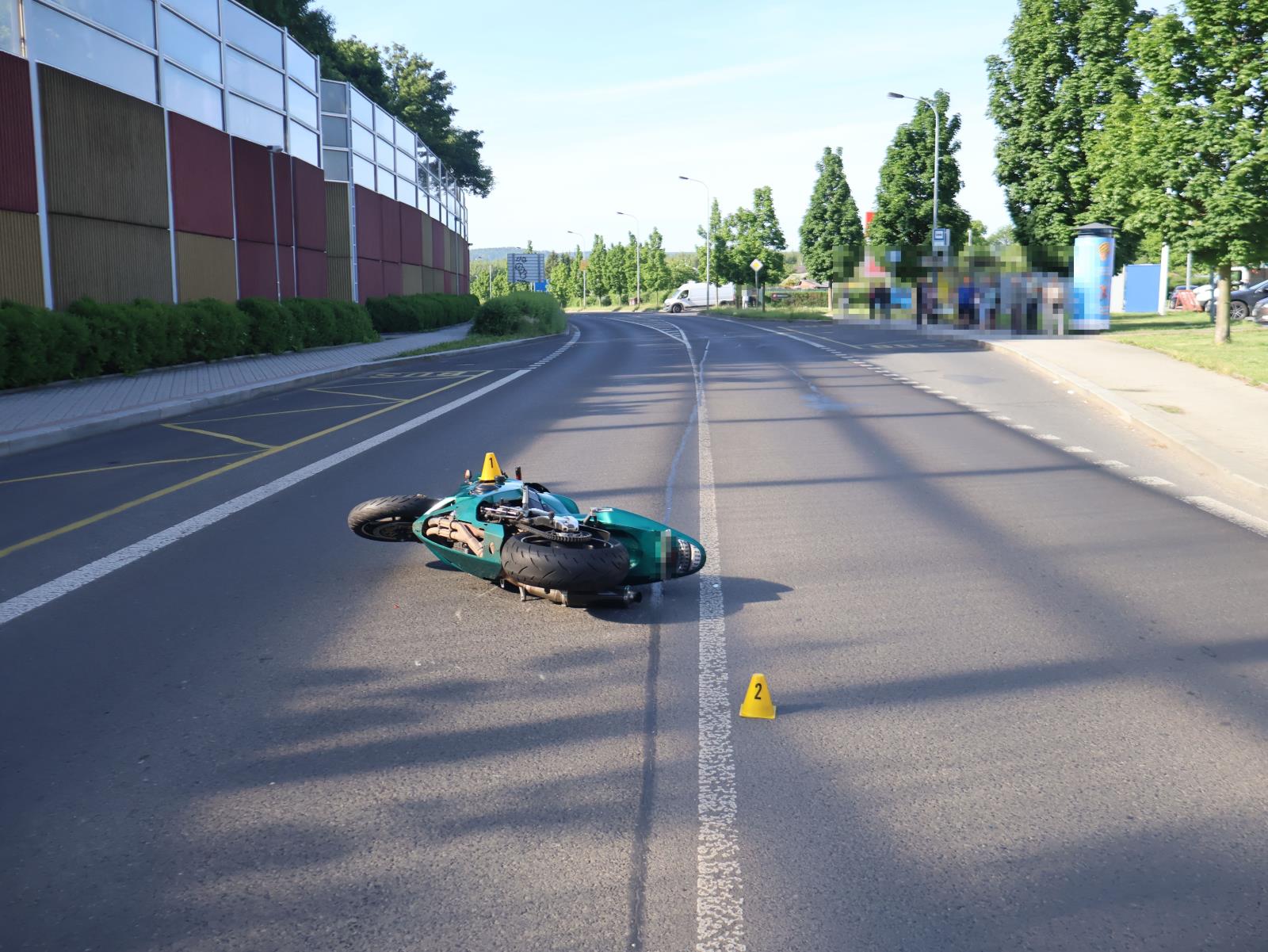 Motorkář v Karlových Varech srazil chodce. Policie hledá svědky