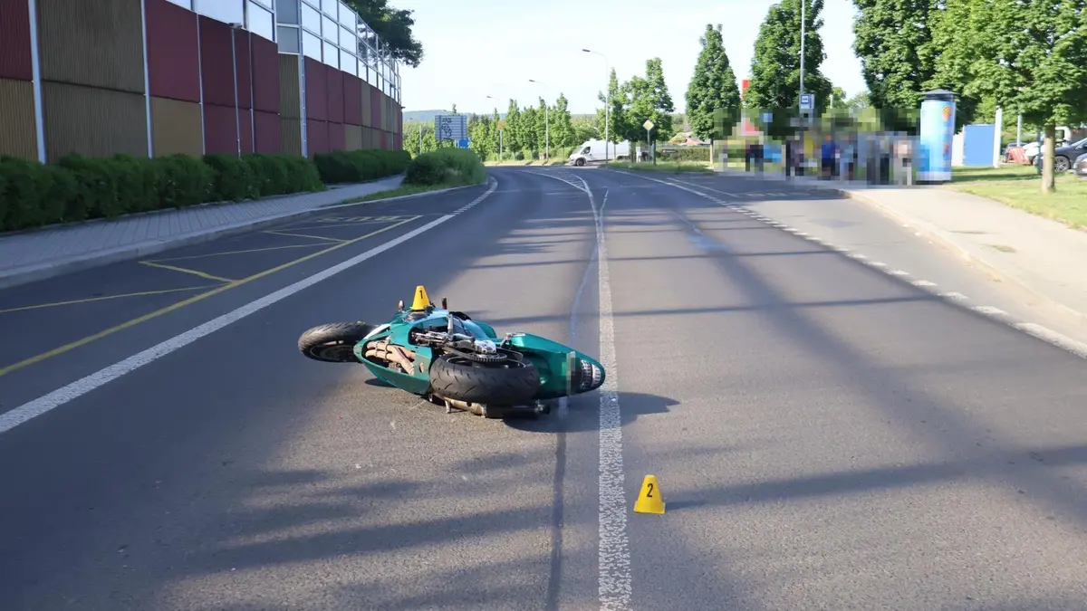 Motorkář v Karlových Varech srazil chodce. Policie