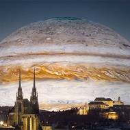 Fotohra s Gigalónou; vlevo na snímku před ní katedrála na Petrově, vpravo hrad Špilberk.